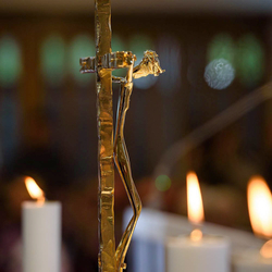 Vergoldetes Kreuz in einer Kirche  Skulptur des gekreuzigten Christus