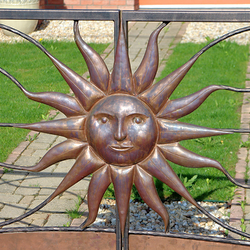 Handgeschmiedetes Tor mit getriebener Sonne - Detail  Luxustore