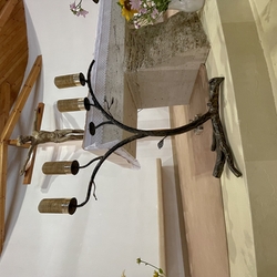 Svcen tyramenn v kostele v obci Sokol pi Koicch vykovan jako dubov vtev