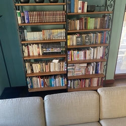 Kovan knihovnka v hale rodinnho domu - kovan nbytok