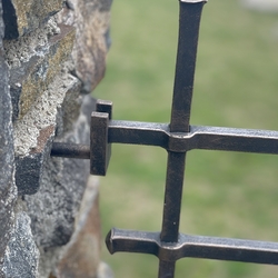 Detail kovanho oplotenia kostola v ubici - brny a ploty