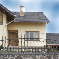 Schmiedeeiserner Zaun-Teil mit Spitzen  einfache hochwertige Umzunung eines Einfamilienhauses