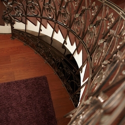 Hochwertiges Bogengelnder auf der Treppe eines Einfamilienhauses