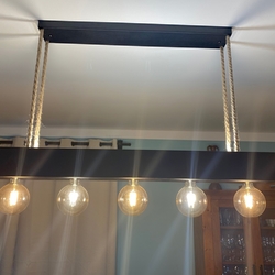 Schmiedeeiserner Designkronleuchter an Seilen aufgehngt  moderne Leuchte ber dem Esstisch