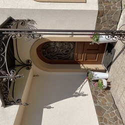 Schmiedeeisernes berdach mit einem Hauch von Romantik  Eingang zum Familienhaus