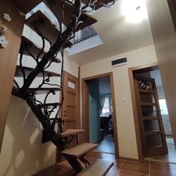 Luxurise handgeschmiedete Treppe hergestellt fr das Dachgeschoss in einem kleinen Einfamilienhuschen
