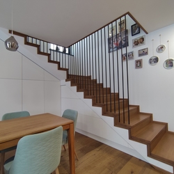 Innengelnder auf der Treppe eines Einfamilienhauses in einem modernen Stil
