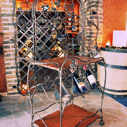Schmiedeeisernes Gitter, Serviertisch und Accessoires in Weinstube - geschmiedete Luxusmbel