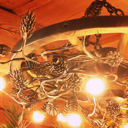 Exklusiver Luster 'Kiefernbaum' handgeschmeidet in Form eines Rades - Innenhngeleuchte