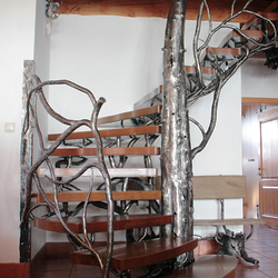 Luxus-Treppenhaus mit Gelnder, geschmiedet als Baum im Winter  kunstvolles Treppenhaus 