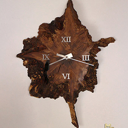 Dreihundertjhrige Eichenholz Uhr - luxurise Uhr aus einem Eichenstamm, ergnzt durch moderne Edelstahlelemente