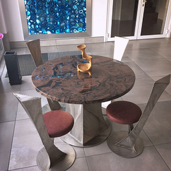 Rostfreier Tisch mit Stein - futuristisches Design - luxurise Einrichtung