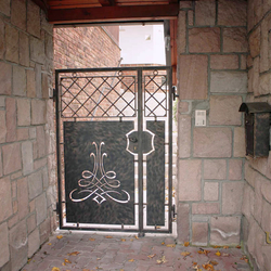 Rune kovan brnka s plechom a kovan schrnka pri vstupe do rodinnho domu