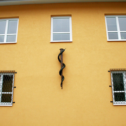 Eine Schlange an einem Stab als Symbol der Medizin, geschmiedet in der Kunstschmiede UKOVMI fr ein Gesundheitszentrum