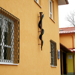 Kovan prce na lekrskom stredisku v Levoi - mree na dvere, okn a kovan lekrske symboly