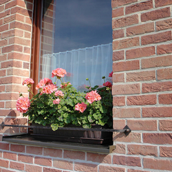Jednoduch kovan drk kvtin na okn rodinnho domu - okenn zbrana na kvtiny