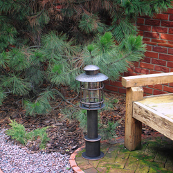 Kovan stojanov lampa v zahrad rodinnho domu - zahradn svtidlo