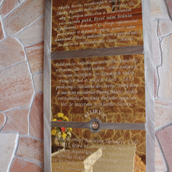 Pozlacen tabule s modlitbou v rmu z brouenho nerezu na poutnm mst - Butkov