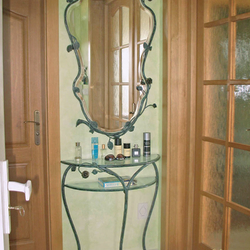Rustikaler Kosmetiktisch mit einem Spiegel - luxurise Einrichtung
