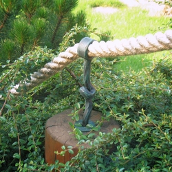Handgeschmiedeter Seilhnger im Garten eines Einfamilienhauses