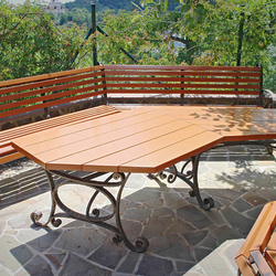 Schmiedeeiserner Gartentisch und Bnke, kombiniert mit Holz  luxurise Gartenmbel