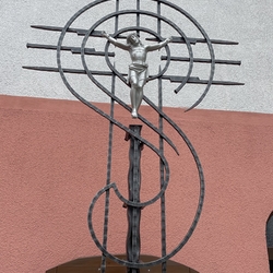 Kreuz auf einem geschmiedeten Gitter an einer Tr in einer historischen