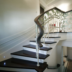 Treppengelnder im Interieur eines Einfamilienhauses - historisches Luxusgelnder