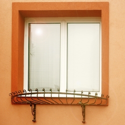 Kovan drk kvt na okn rodinnho domu - okenn zbrana na truhlky