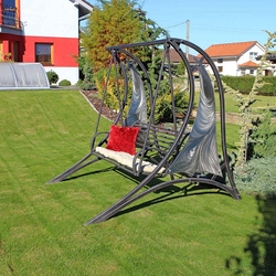 Kovan houpaka s ndechem futurismu - modern zahradn houpaka