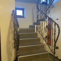 Innengelnder mit Motiv CRAZY auf der Treppe eines mehrstckigen Hauses