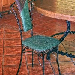 Luxurises Leder auf einem geschmiedeten Stuhl  auergewhnliche Sthle