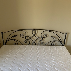 Kovan postel v pokoji pro hosty - designov nbytek
