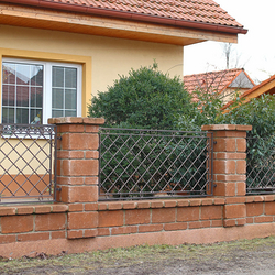 Schmiedeeiserne Umzunung eines Einfamilienhauses  moderner Zaun