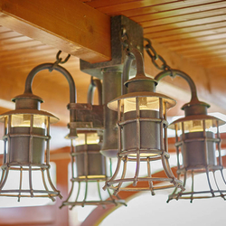 Schmiedeeiserne Leuchten in einer Laube  Auenkronleuchter KLASSIKGLOCKE  Luxuslampe mit Kupferpatina 