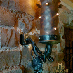 Lampe murale en fer forg et abat-jour en cuivre embouti