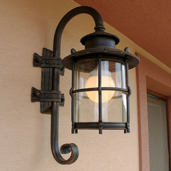 Kovan lampa so sklom - exterirov nstenn lampa - vnimon rune kovan lampa na osvetlenie budov a domov