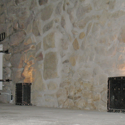 Schmiedeeiserne Lampe in einem Weinkeller  Innenleuchte in historischem Stil