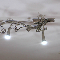 Nerezov perk ako svetlo - luxusn luster - vnimon svietidlo tvoren rune pre interir v modernom tle 