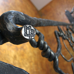 Umeleck zbradlie - rune kovan interirov zbradlie na schodisko - Korene - detail loga UKOVMI