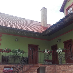 Ansicht eines Einfamilienhauses mit einem geschmiedeten berdach und Gelnder mit Eichenmuster, hergestellt von UKOVMI