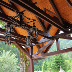 Suspension design en fer forg dans une tonnelle de jardin dun htel-restaurant (Slovaquie)  lustre à 4 ampoules
