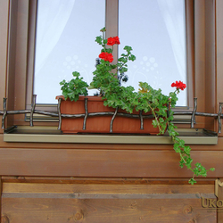 Kovan driak na kvety - Babika - ohrdka na okn vo vintage tle