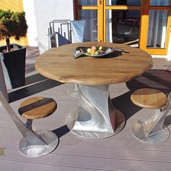 Modernes Sitzen auf der Terrasse  Edelstahlmbel kombiniert mit Holz