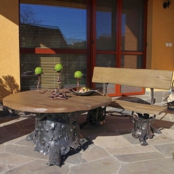 L'ensemble de meubles pour la terrasse en fer forg. Banc et table d'extrieur.