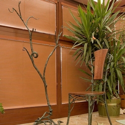Kleiderstnder, geschmiedet in Form eines Zweiges und geschmiedeter Stuhl  kunstvolle Mbel