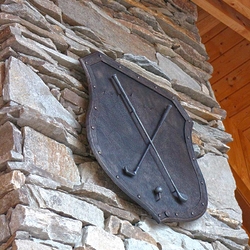Schmiedeeisernes Wappen  Golfmotiv in einer Htte in der Tatra 