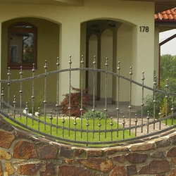 Schmiedeeiserner Bogenzaun  Feinheit und Schnheit  Zaun an einem Einfamilienhaus