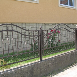 Kovan plot - kombincia vzorov - jednoduch modern oplotenie rodinnho domu