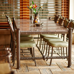 Salle à manger pour la terrasse. Table en fer forg et marbre. Les chaises en fer forg et cuir.