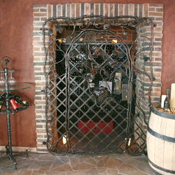 Grille et accessoires en fer forg d'un bar  vin